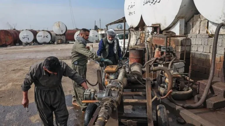 Barris de petróleo em porto, mapa do Oriente Médio, impacto econômico da guerra