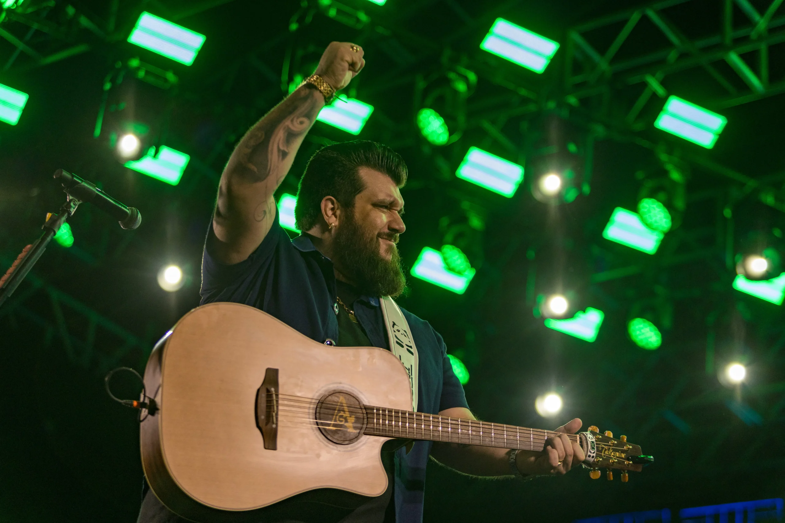 Cantores Panda e Bruno no palco, destaque para a semelhança de suas vozes