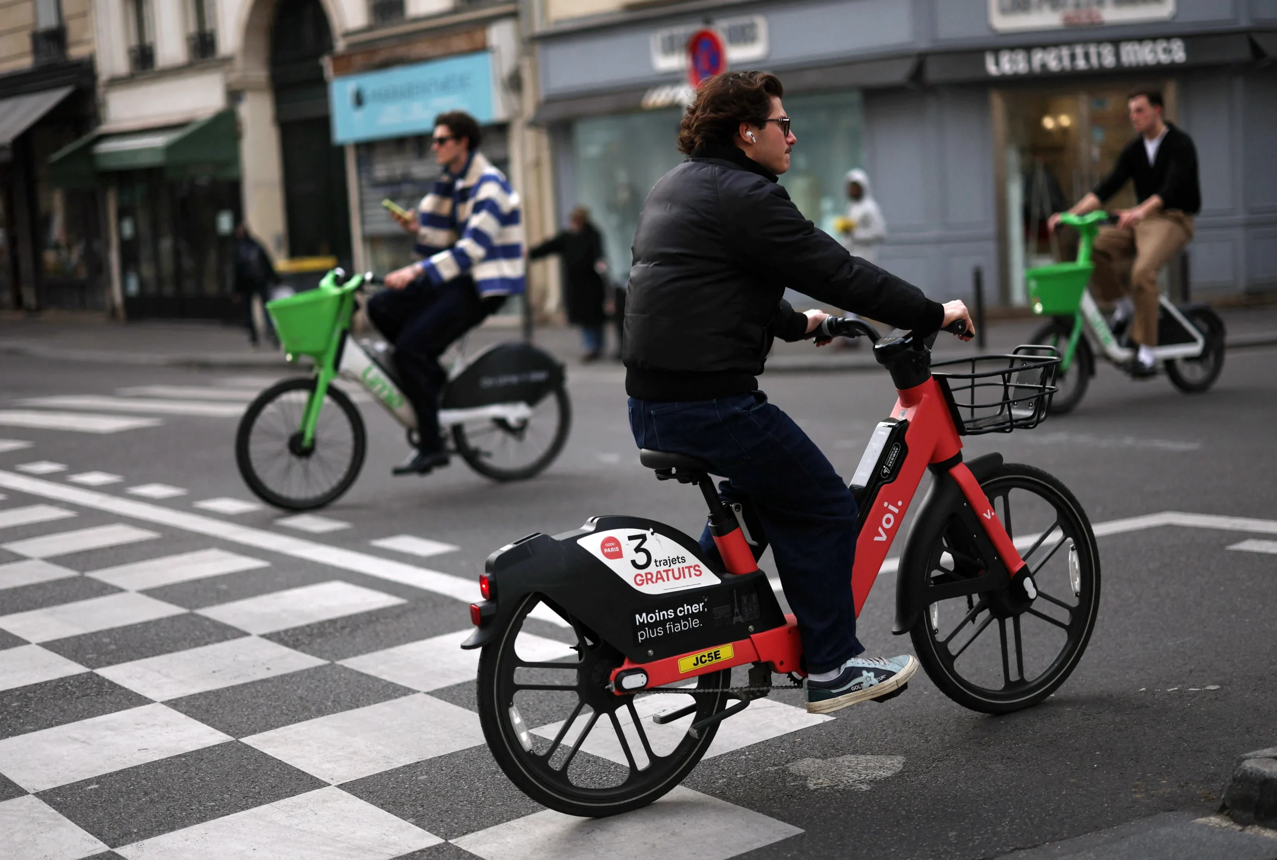 Rua de Paris com pedestres, ciclistas e árvores, sem carros, após as reformas de Anne Hidalgo.