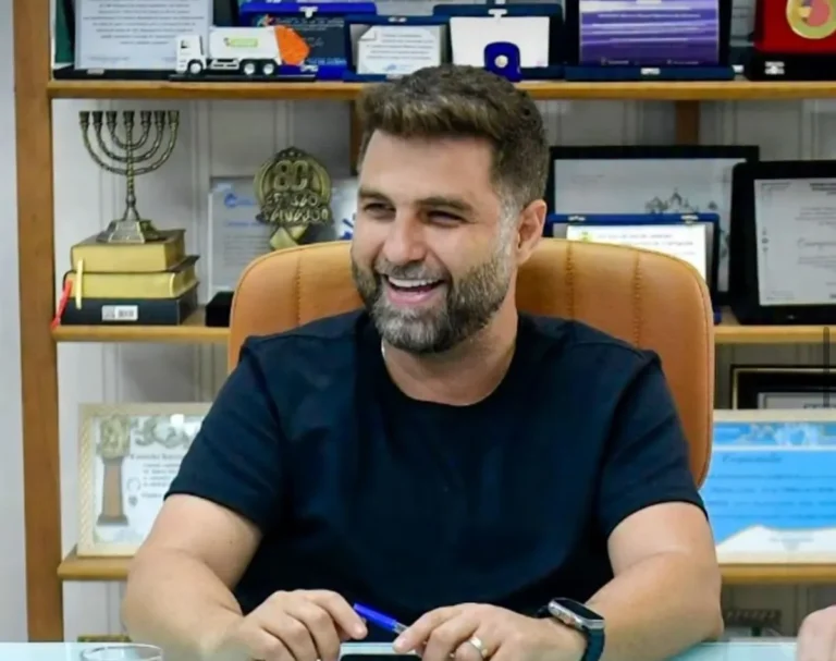 Wladimir Garotinho e Frederico Paes em cerimônia de transmissão de cargo em Campos dos Goytacazes