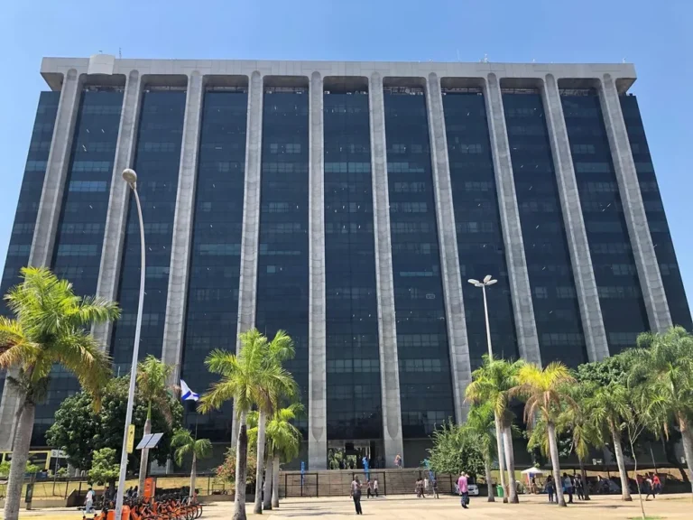 Edifício da Prefeitura do Rio de Janeiro em dia útil, com menção ao ponto facultativo na Quinta-Feira Santa.
