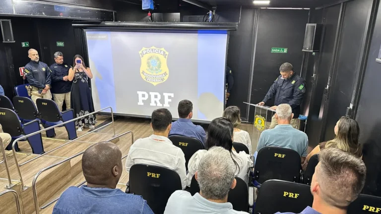 Crianças em aula de educação no trânsito, PRF Petrópolis, segurança nas ruas