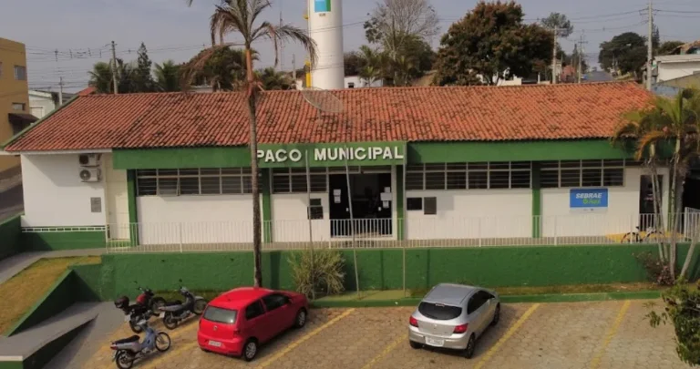 Equipes da prefeitura interditam clínica clandestina para dependentes químicos em Sarapuí.