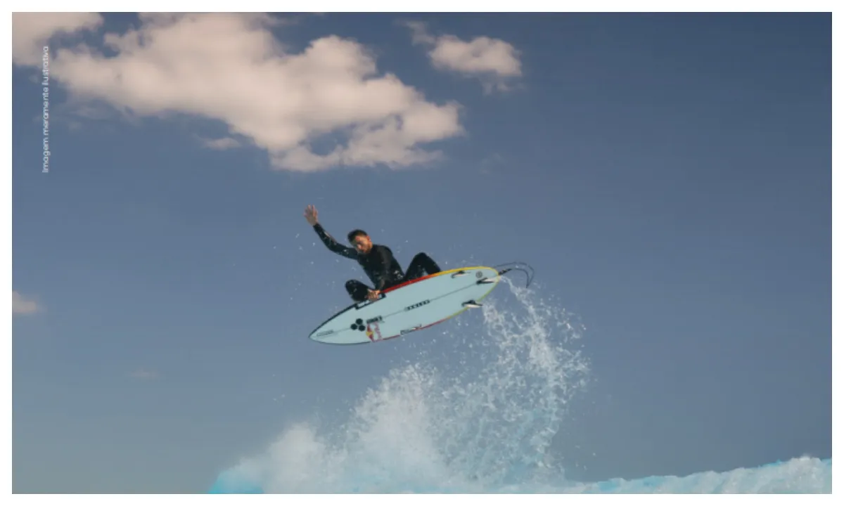 Praia com onda artificial de clube de luxo em Alphaville