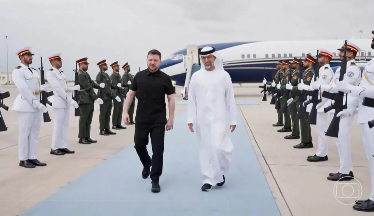 Presidente Zelensky e oficial do Golfo formalizando cooperação de defesa, com drones