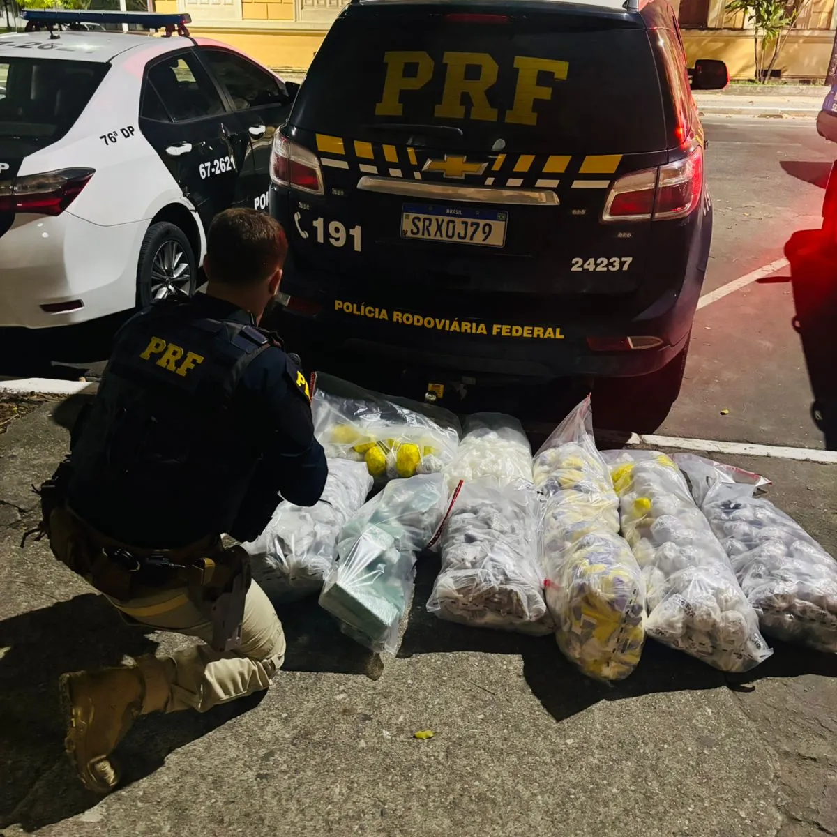 Foto de apreensão de drogas com pacotes de cocaína e maconha em Niterói pela PRF