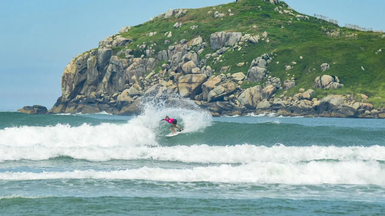 Surfista em ação no QS 6000 Imbituba, Praia da Vila