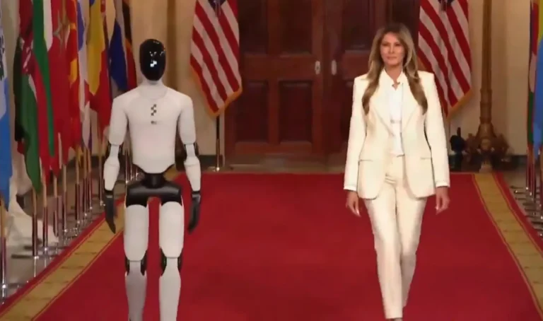 Melania Trump e robô humanoide Figure 3 em evento de IA na Casa Branca