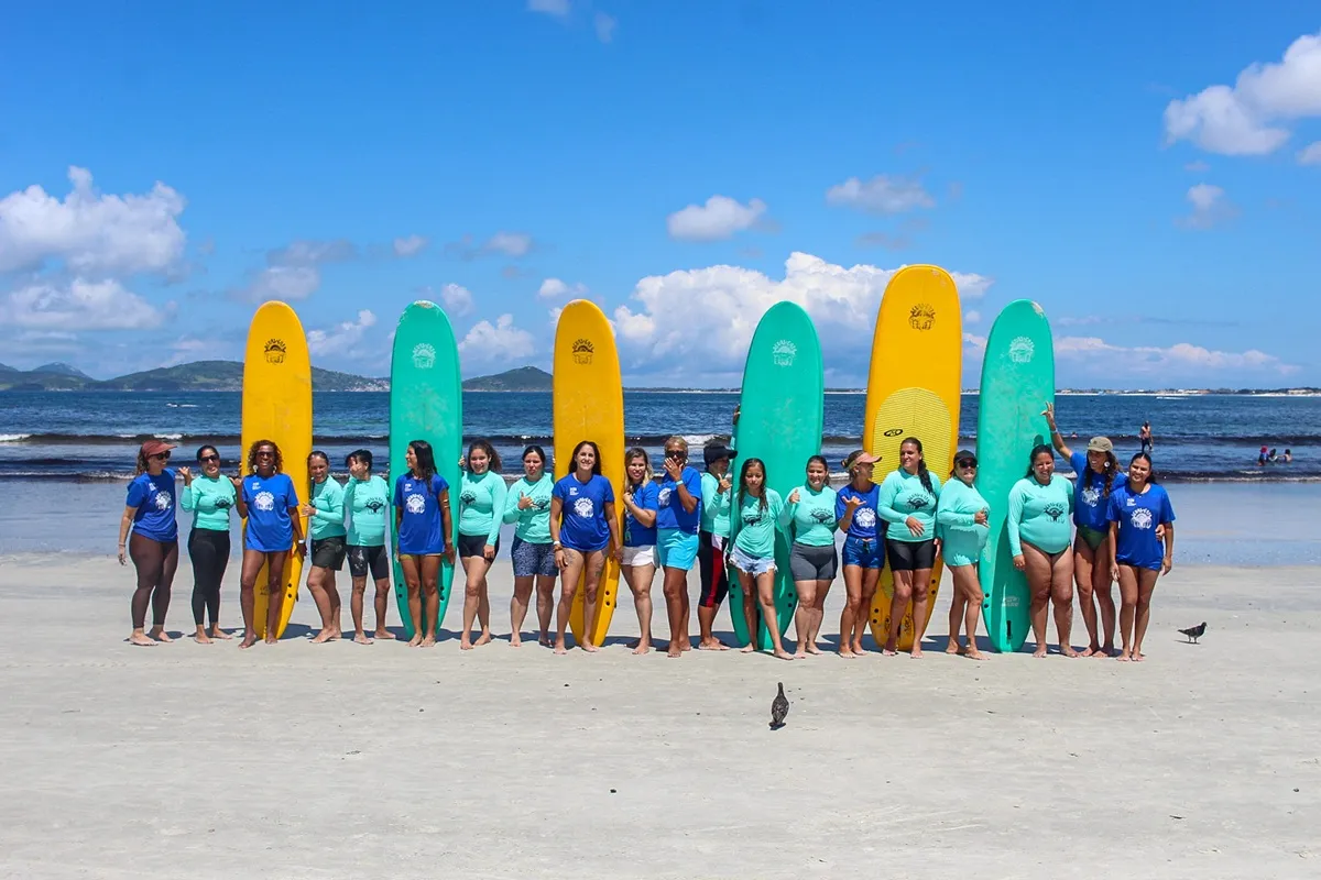 Mulheres em grupo praticando stand-up paddle em Cabo Frio, sol e mar azul