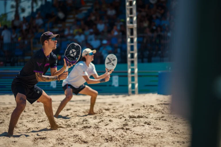Atletas de beach tennis em quadra de areia durante o BT400 Balneário Camboriú