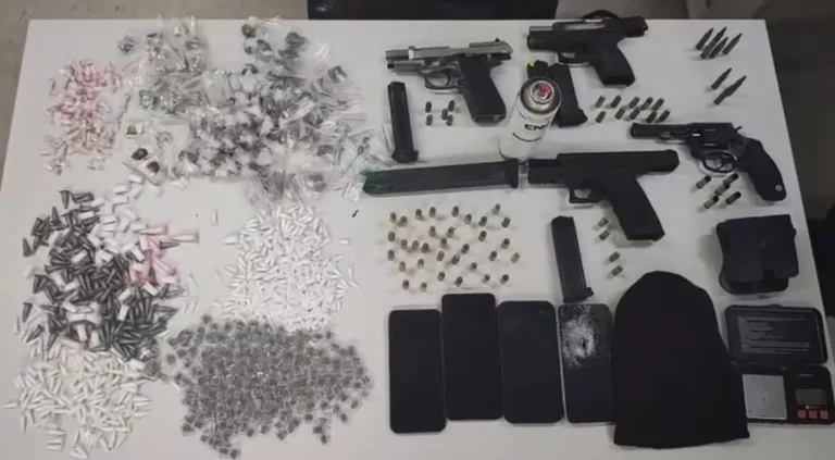 Operação policial noturna em Pirajá, Salvador, com viaturas e policiais.