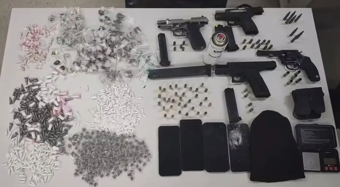 Operação policial noturna em Pirajá, Salvador, com viaturas e policiais.