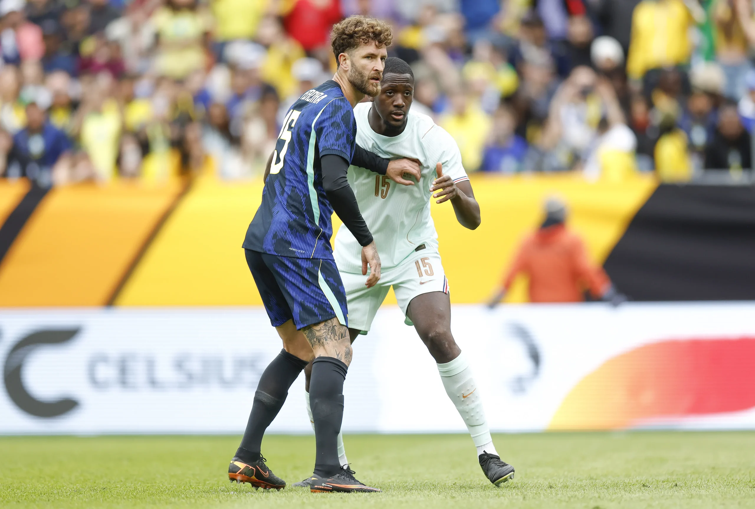 Atleta do Flamengo em jogo de seleção na Data Fifa