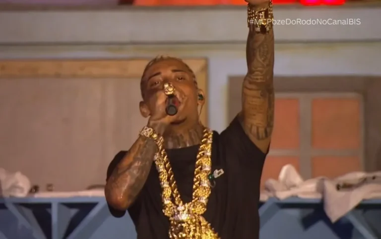 MC Poze do Rodo, cantor de funk, com expressão séria, após assalto em sua casa