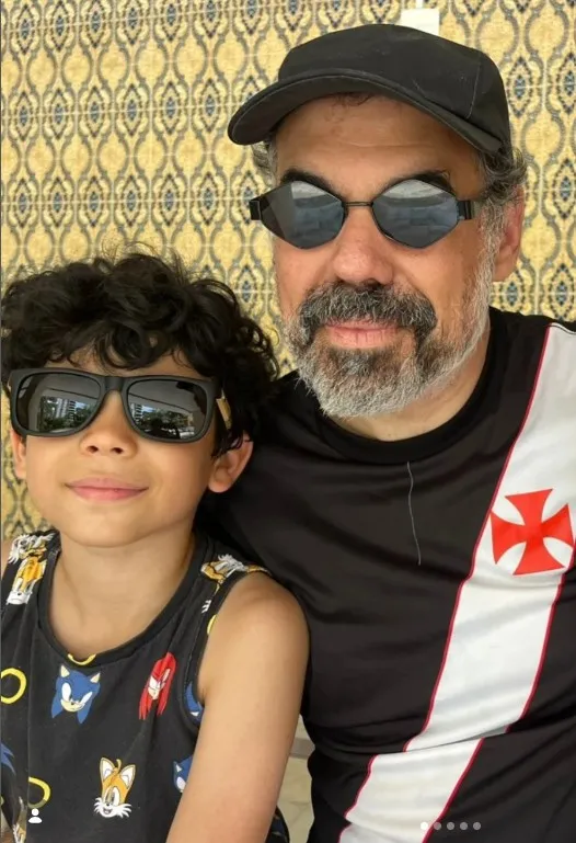 Vinicius Antunes e seu filho Francisco Farias Antunes em um momento de alegria, antes do acidente de bicicleta elétrica na Tijuca.
