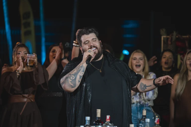 Cantor Panda sertanejo no palco, microfone na mão