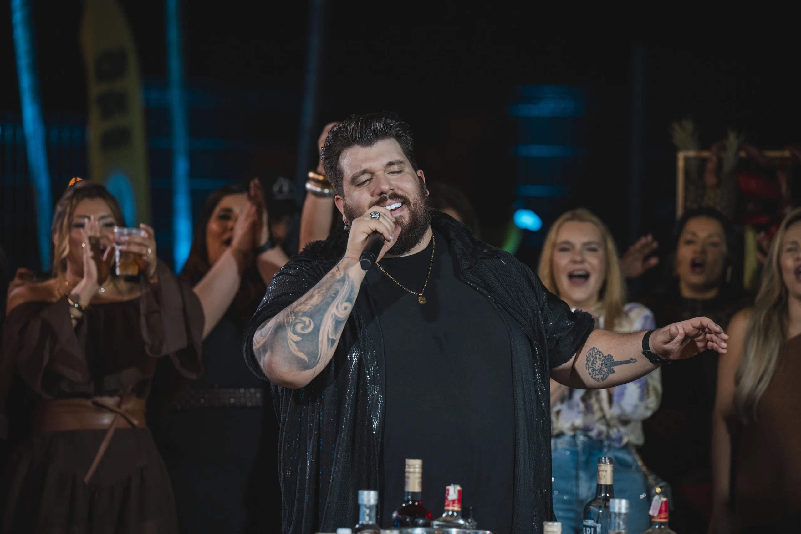 Cantor Panda sertanejo no palco, microfone na mão