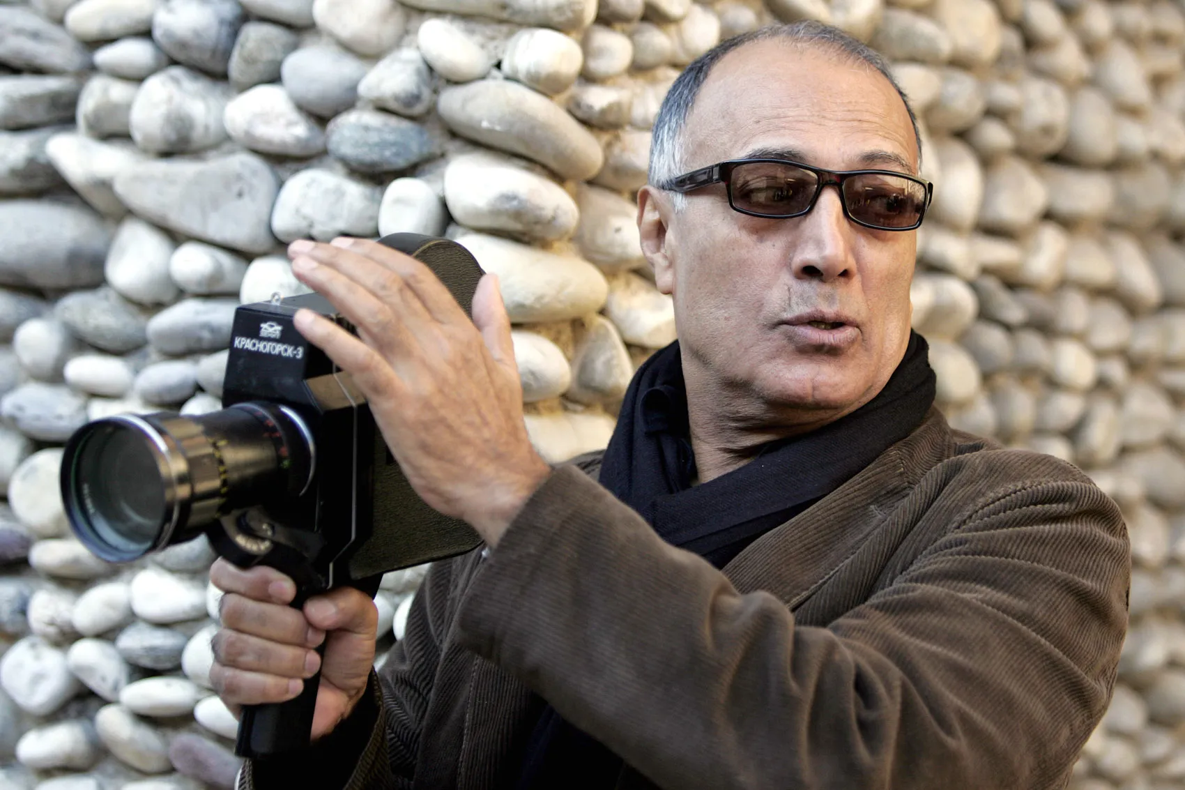 Abbas Kiarostami, cineasta iraniano, retrato pensativo