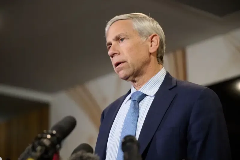 Martelo de juiz em mesa de madeira, com documentos jurídicos ao fundo, representando o processo da defesa de Maduro nos EUA.