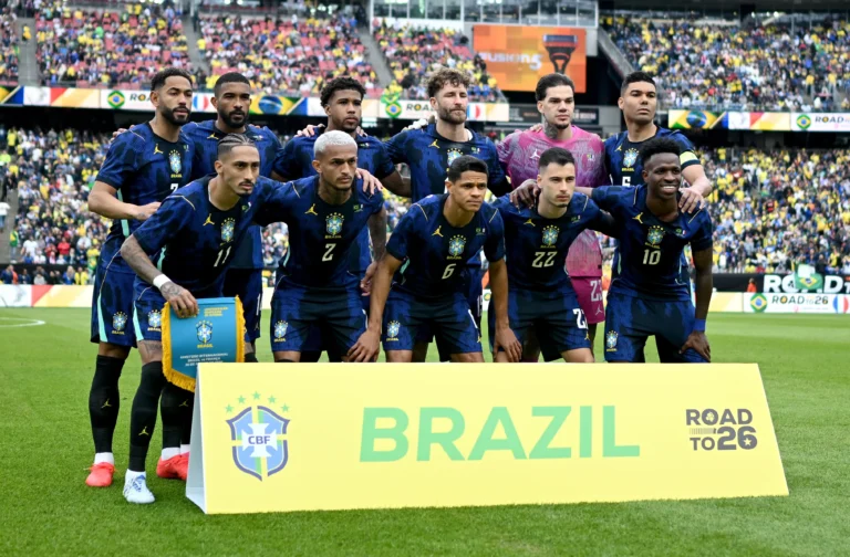 Jogadores da Seleção Brasileira em campo sendo avaliados por Ancelotti para a Copa do Mundo
