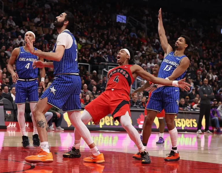 Jogador dos Raptors marcando pontos em jogo recorde contra o Magic
