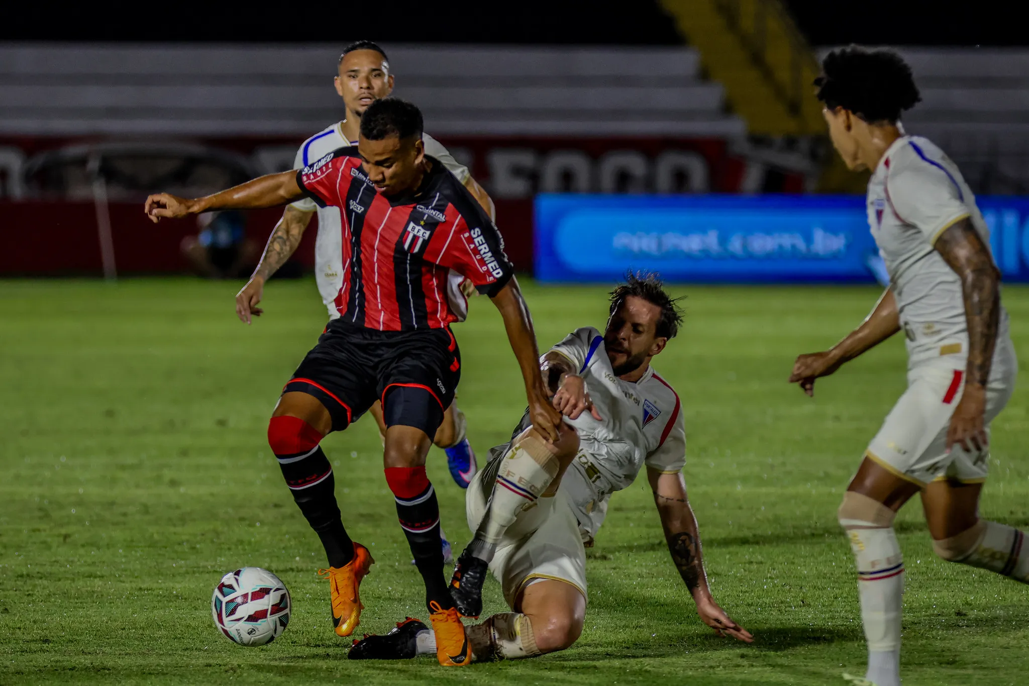 Jogadores do Botafogo-SP, novos reforços, comemorando gol, vitória, Série B, Zé Hugo, Thiago Moraes, Felipe Vieira