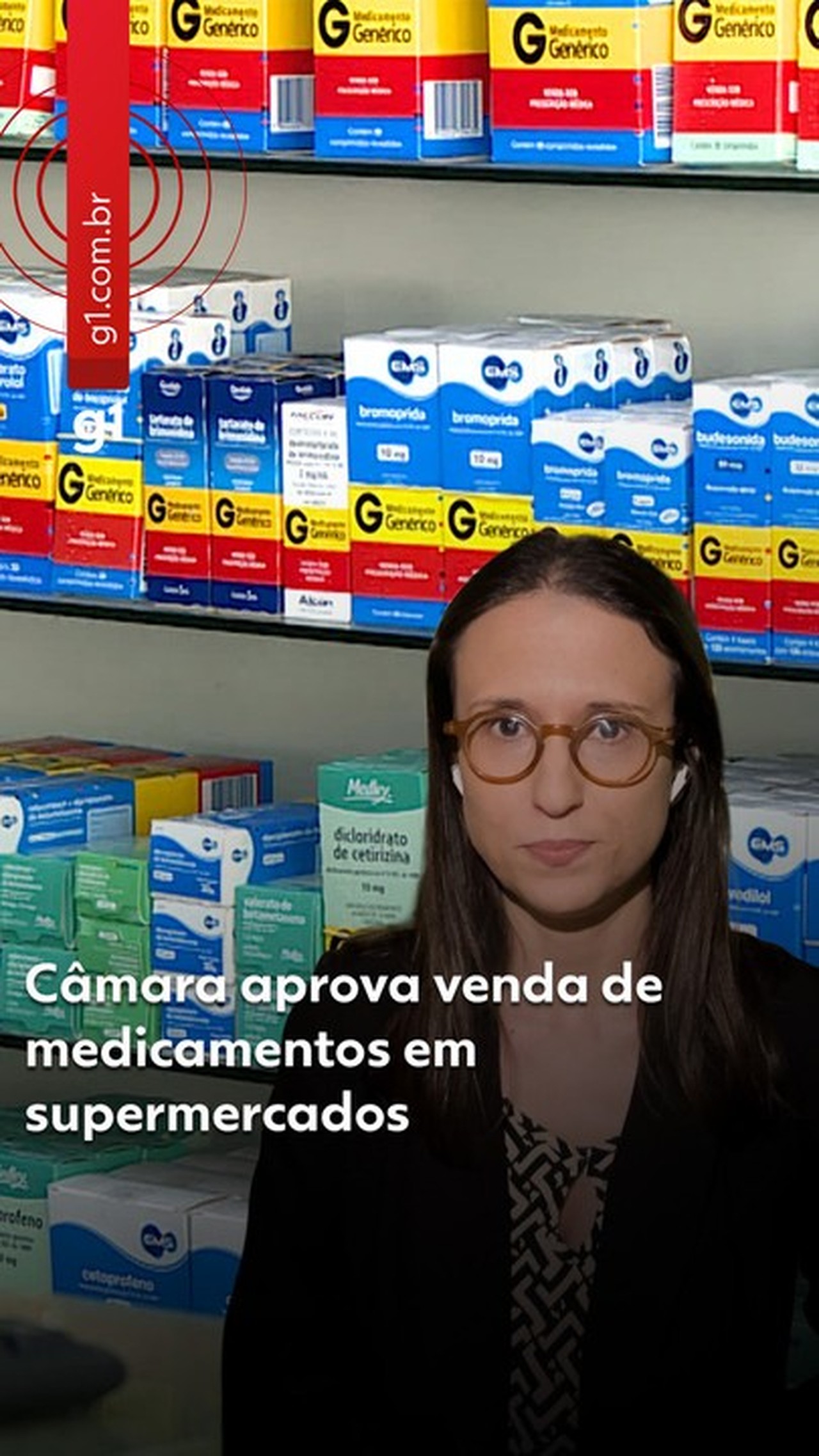 Farmácia moderna dentro de um supermercado, com farmacêutico e cliente