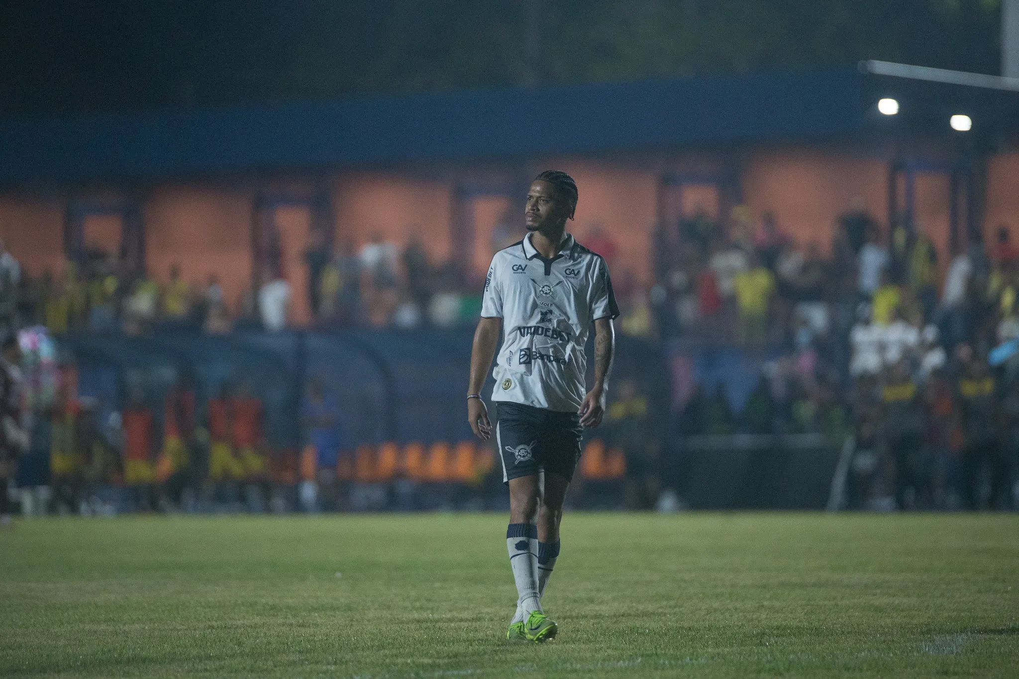 Zagueiro Kawan jogando pelo Remo antes de sua saída para o XV de Piracicaba