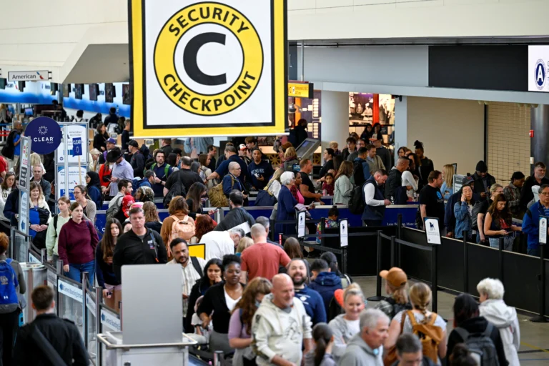 Filas em aeroporto dos EUA com passageiros aguardando