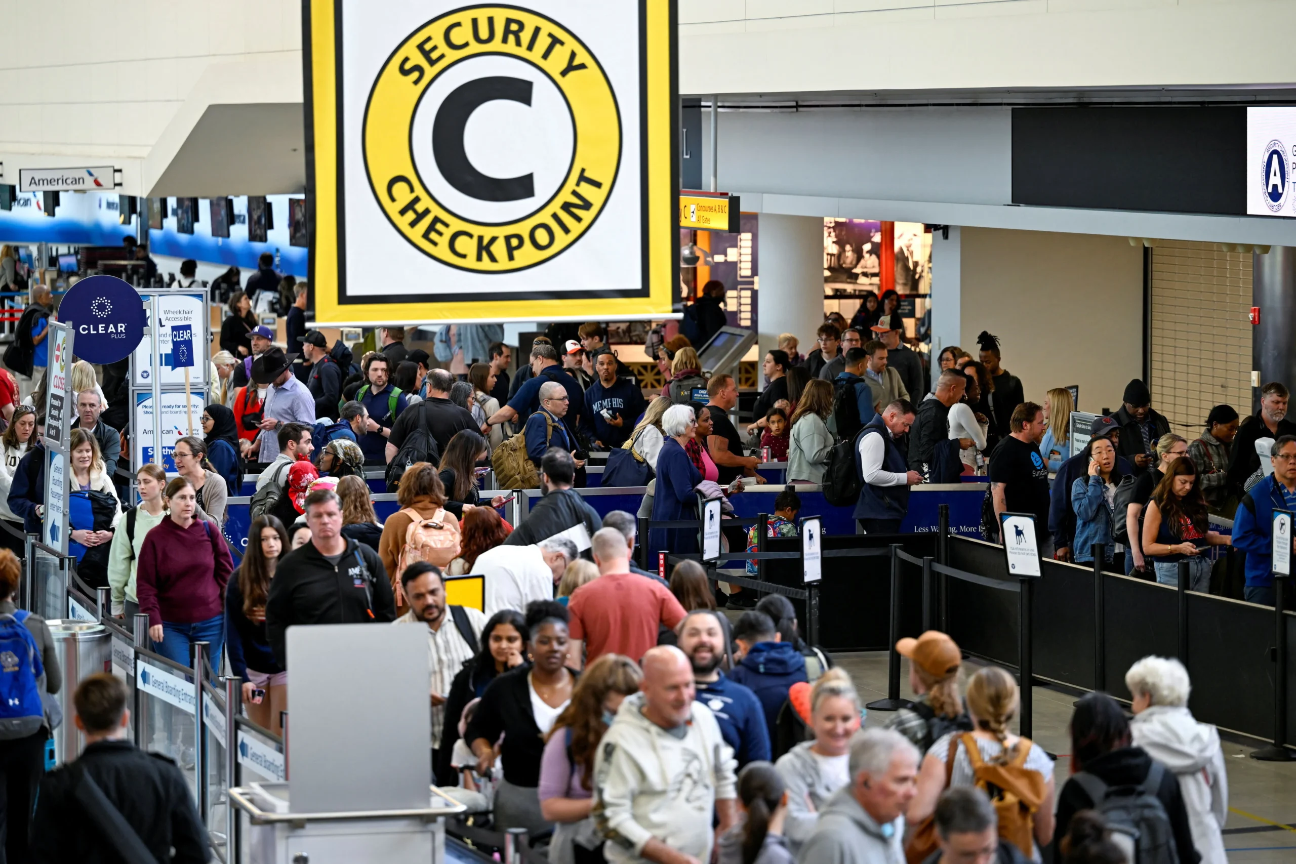 Filas em aeroporto dos EUA com passageiros aguardando