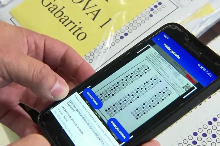 Estudante usando celular em prova, fraude educacional, Prova Paraná investigação