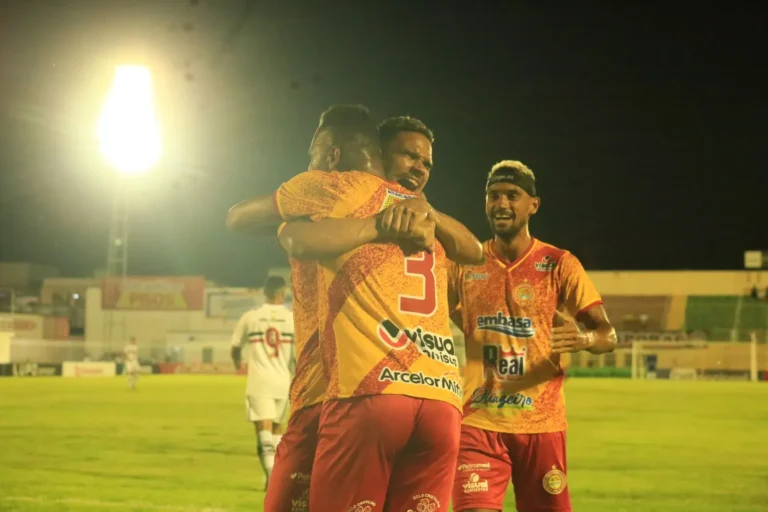 Jogadores da Juazeirense em campo durante partida de futebol