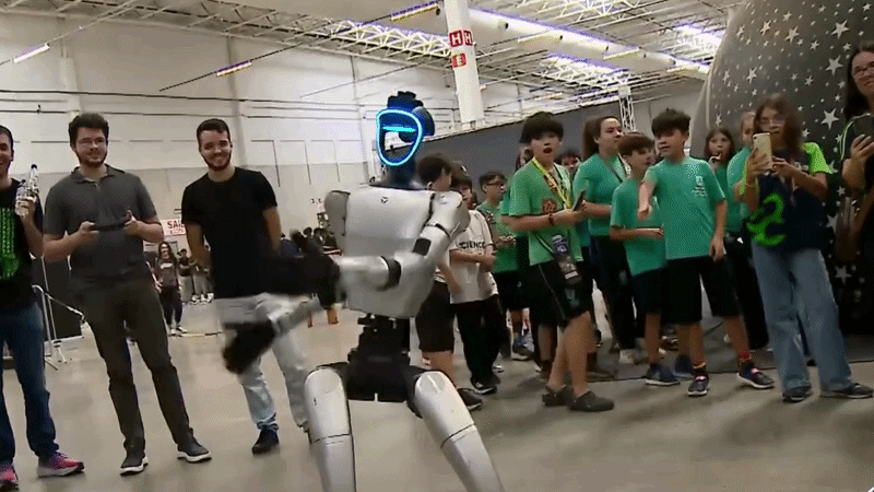 Robô humanoide dança e interage com público em evento de ciência em São José