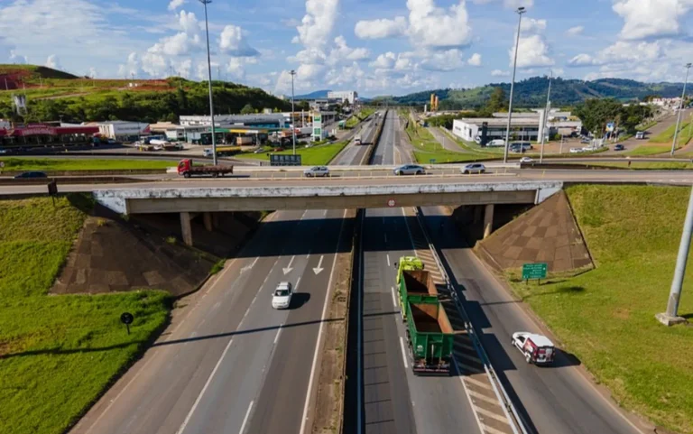 Rodovia Fernão Dias com tráfego intenso e paisagem mista