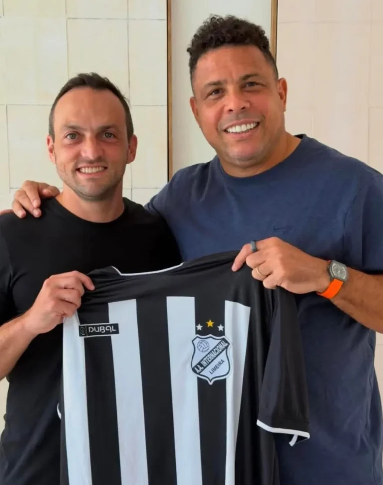 Ronaldo Fenômeno e Enrico Ambrogini segurando a camisa da Inter de Limeira