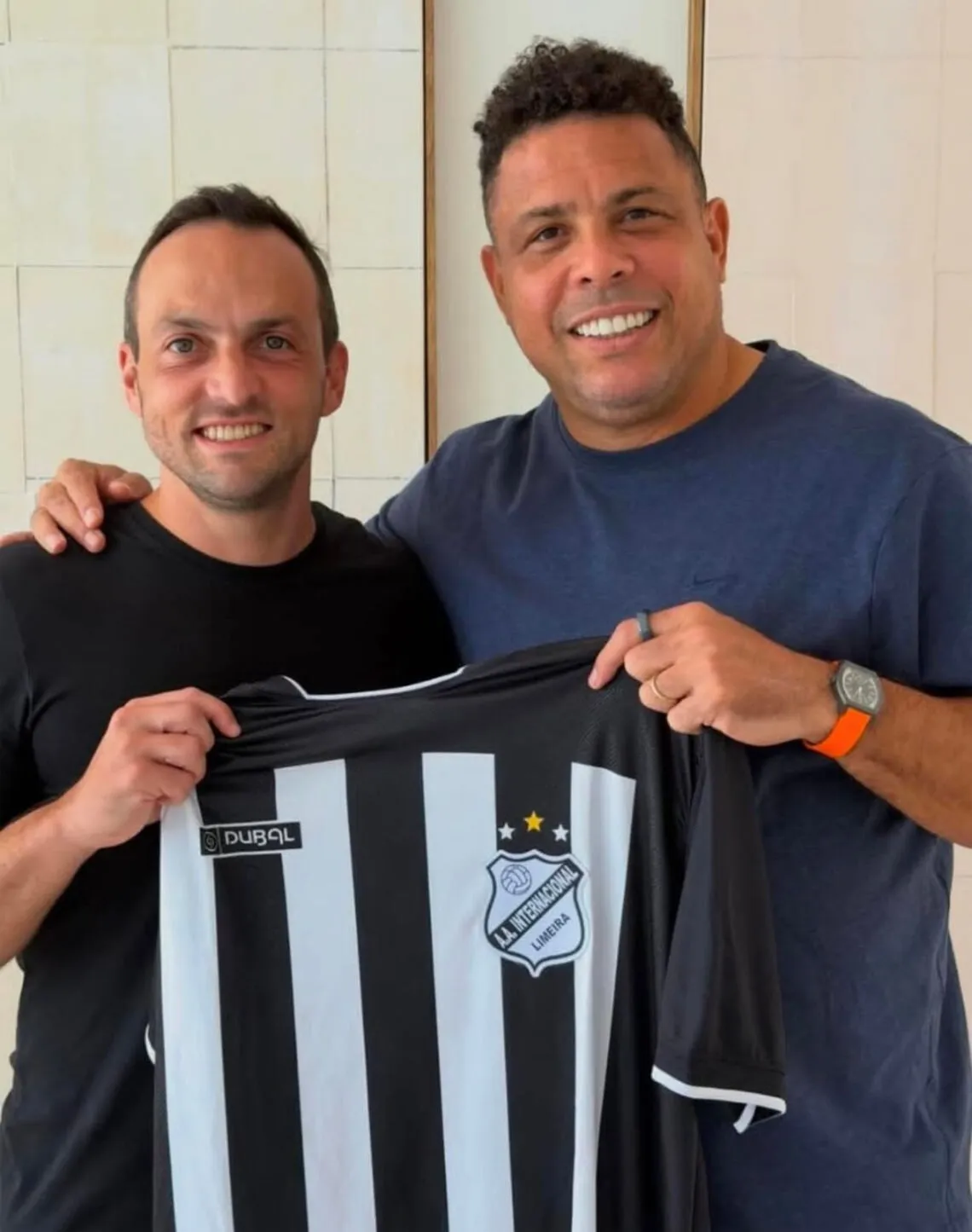 Ronaldo Fenômeno e Enrico Ambrogini segurando a camisa da Inter de Limeira
