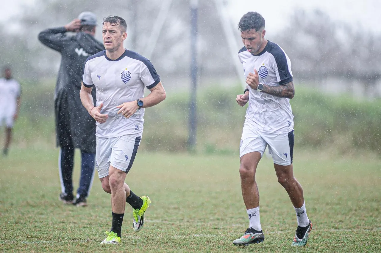 Jogadores do CSA Ronaldo Mendes e Matheus Souza em recuperação no CT