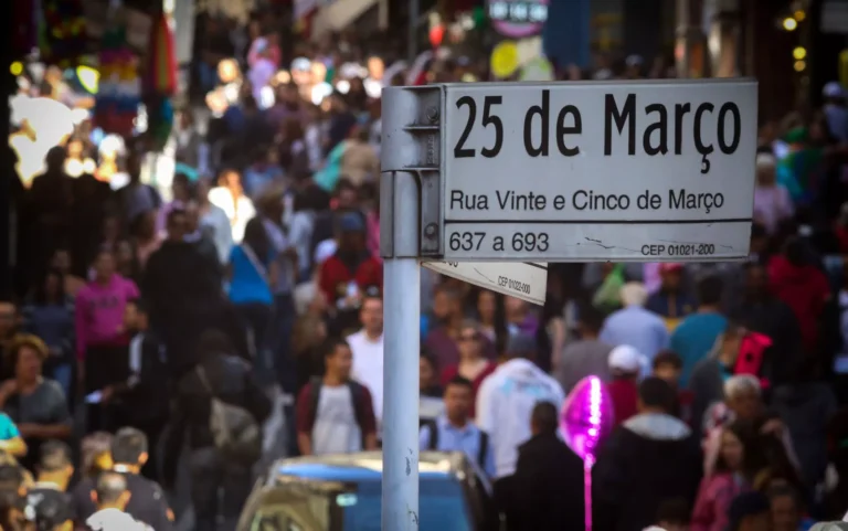 Rua 25 de Março em São Paulo, polo comercial, 161 anos, comércio popular, Igreja Ortodoxa