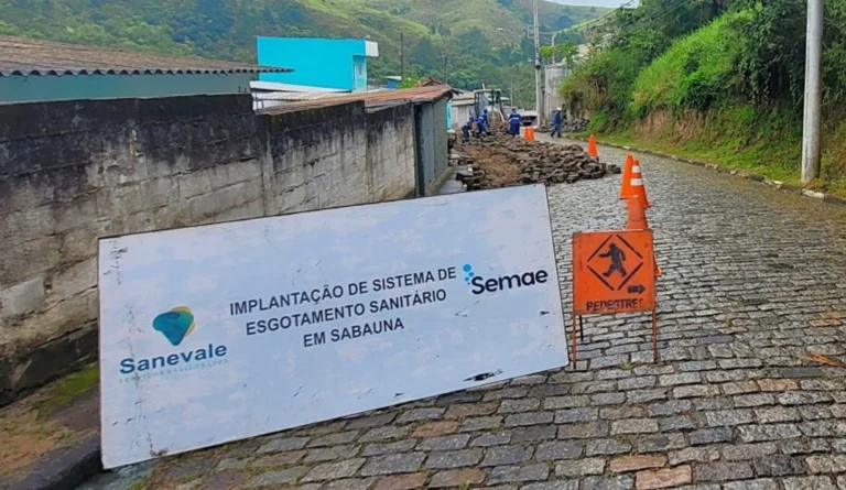 Obras de esgoto em andamento na Vila Mathias, Sabaúna, Mogi das Cruzes