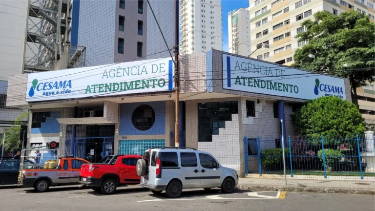 Pessoa com conta de água em Juiz de Fora após enchente, buscando desconto