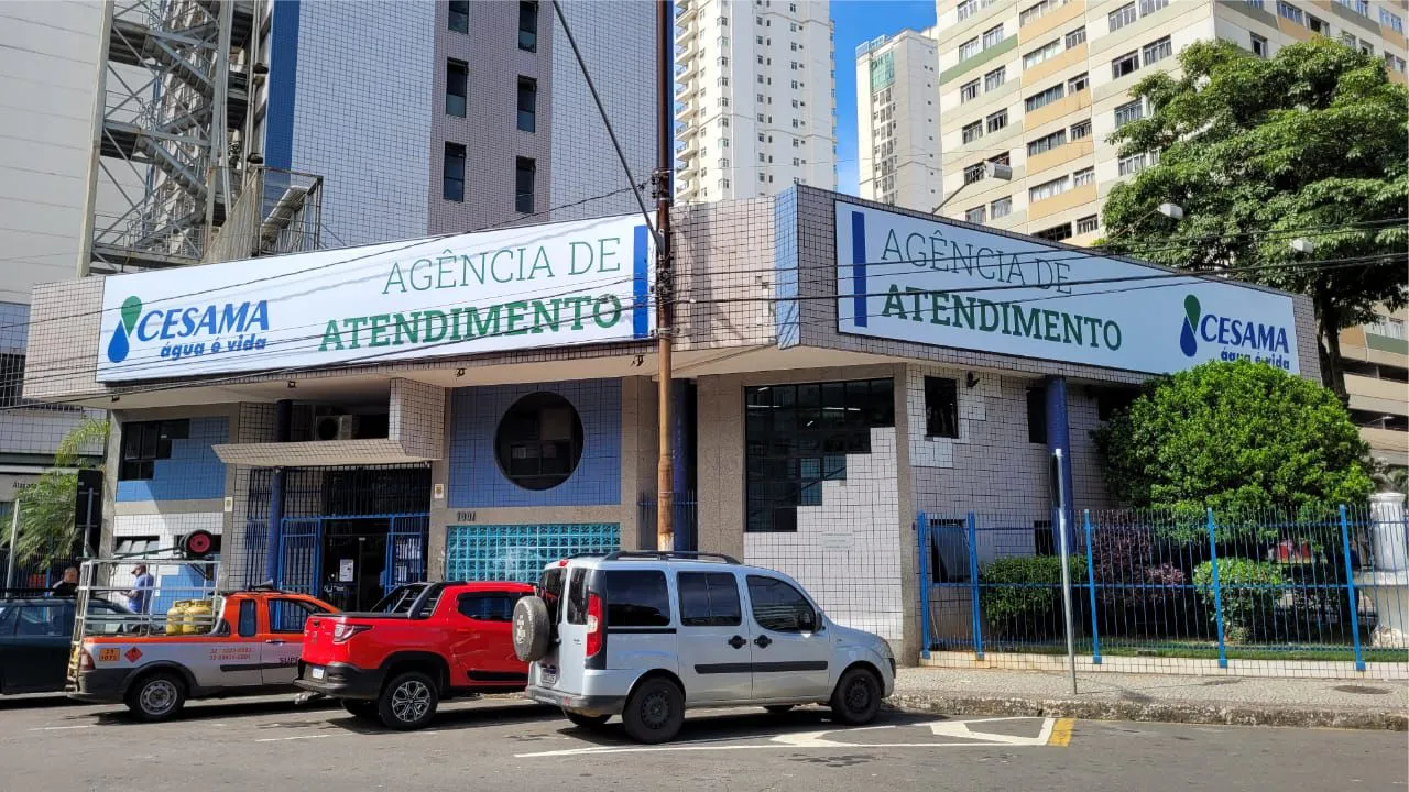 Pessoa com conta de água em Juiz de Fora após enchente, buscando desconto