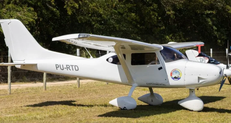 Destroços de ultraleve após queda em Rio Claro, Rio de Janeiro, com bombeiros e peritos.