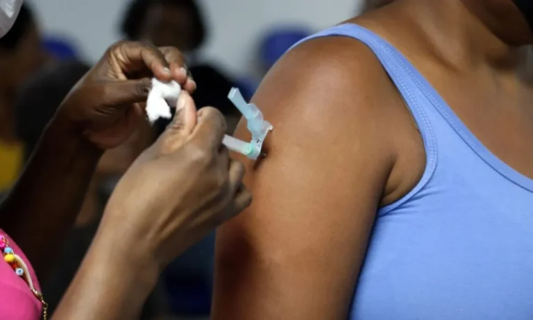 Grupo prioritário sendo vacinado contra gripe em Salvador.
