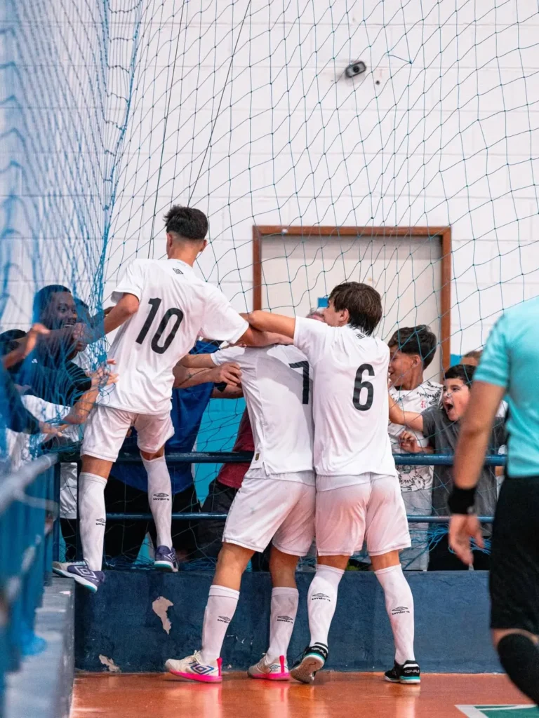 Futsal Campeonato Paulista, Santos Praia Grande vitória, sub-16 sub-18, jogadores comemorando
