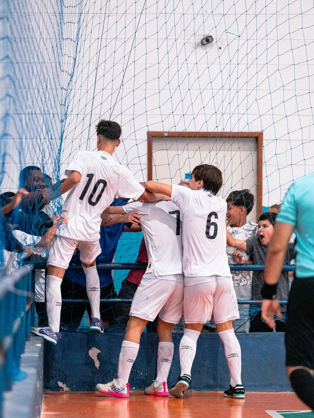 Futsal Campeonato Paulista, Santos Praia Grande vitória, sub-16 sub-18, jogadores comemorando
