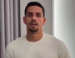 Zagueiro Lucas Veríssimo com a camisa do Santos