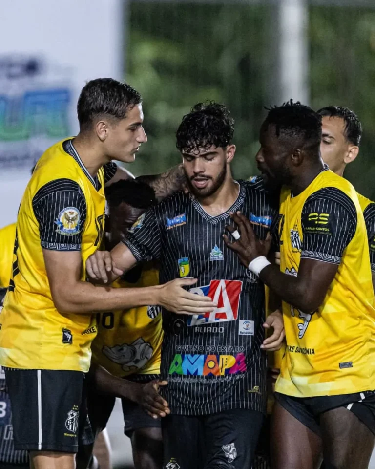 Time do Santos celebra gol que garantiu vaga na final do Amapazão