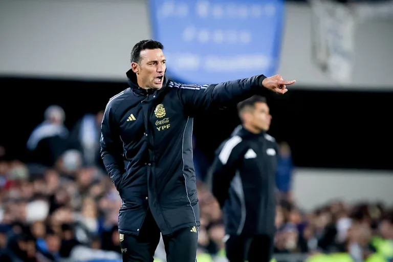 Lionel Messi em campo pela seleção argentina, foco em sua presença no próximo Mundial.