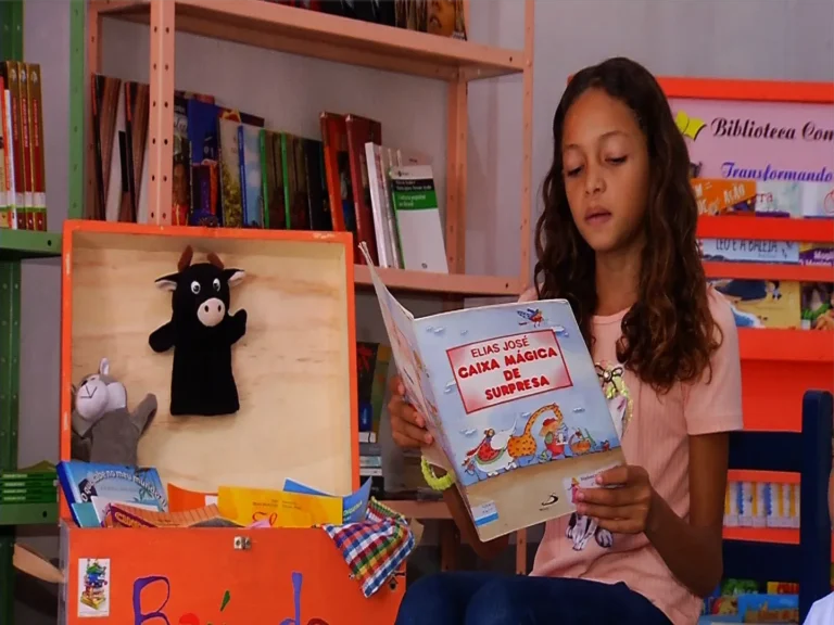 Crianças alfabetizadas aprendendo a ler e escrever na escola