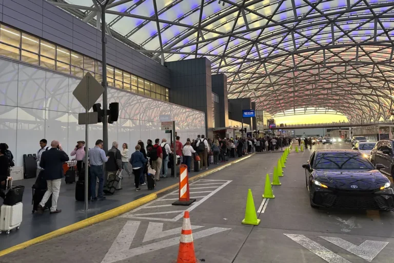 Filas longas em aeroporto americano devido à paralisação da TSA